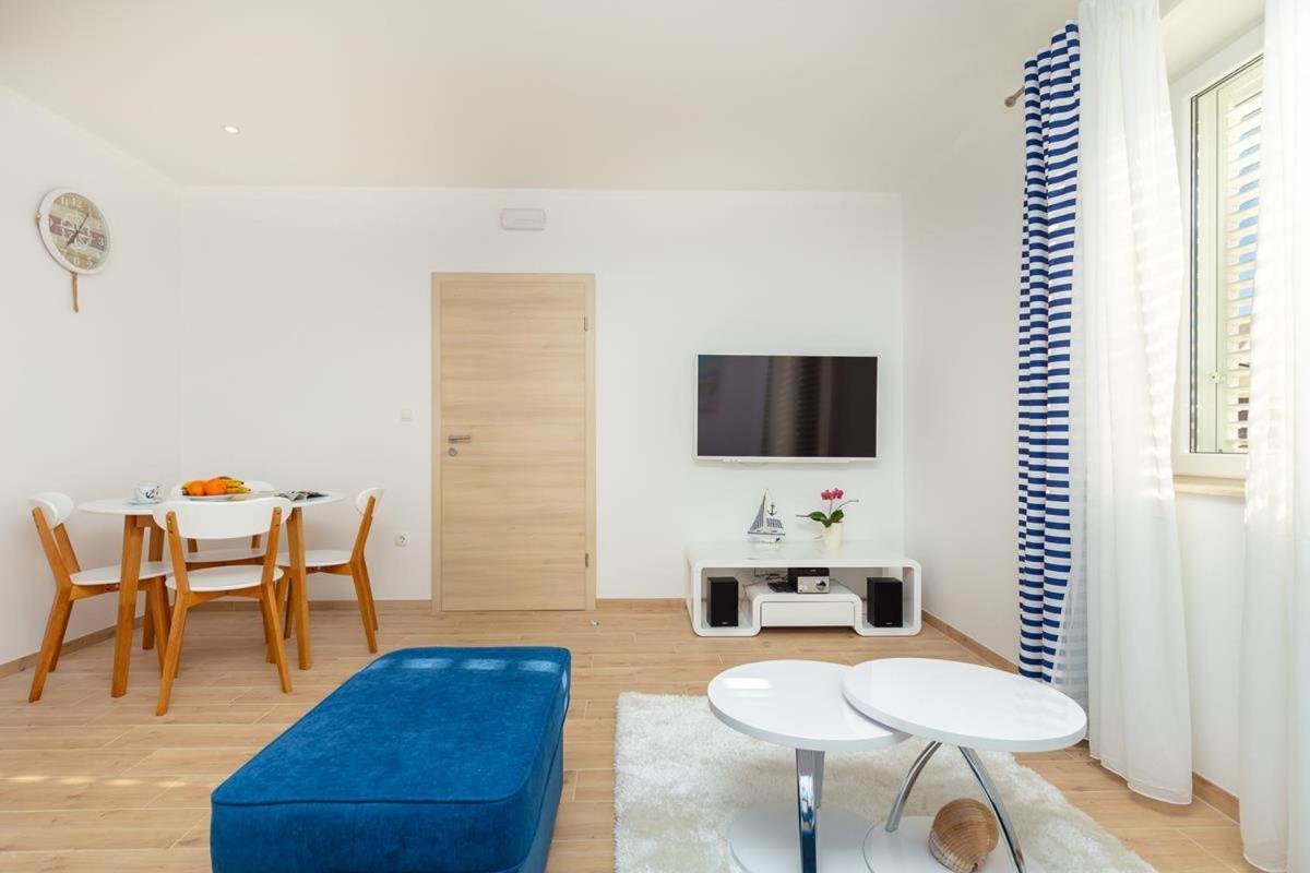 Apartments Red And Blue มลินี ภายนอก รูปภาพ