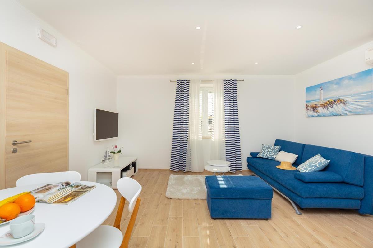 Apartments Red And Blue มลินี ภายนอก รูปภาพ