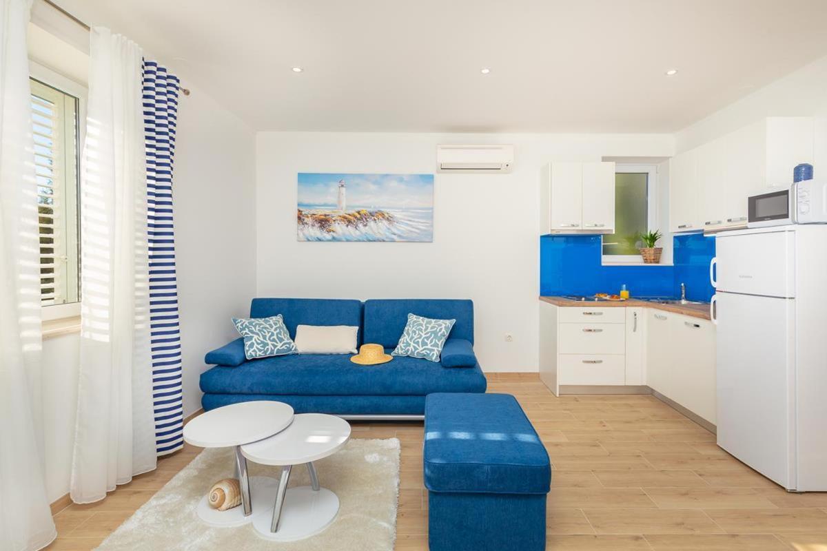 Apartments Red And Blue มลินี ภายนอก รูปภาพ