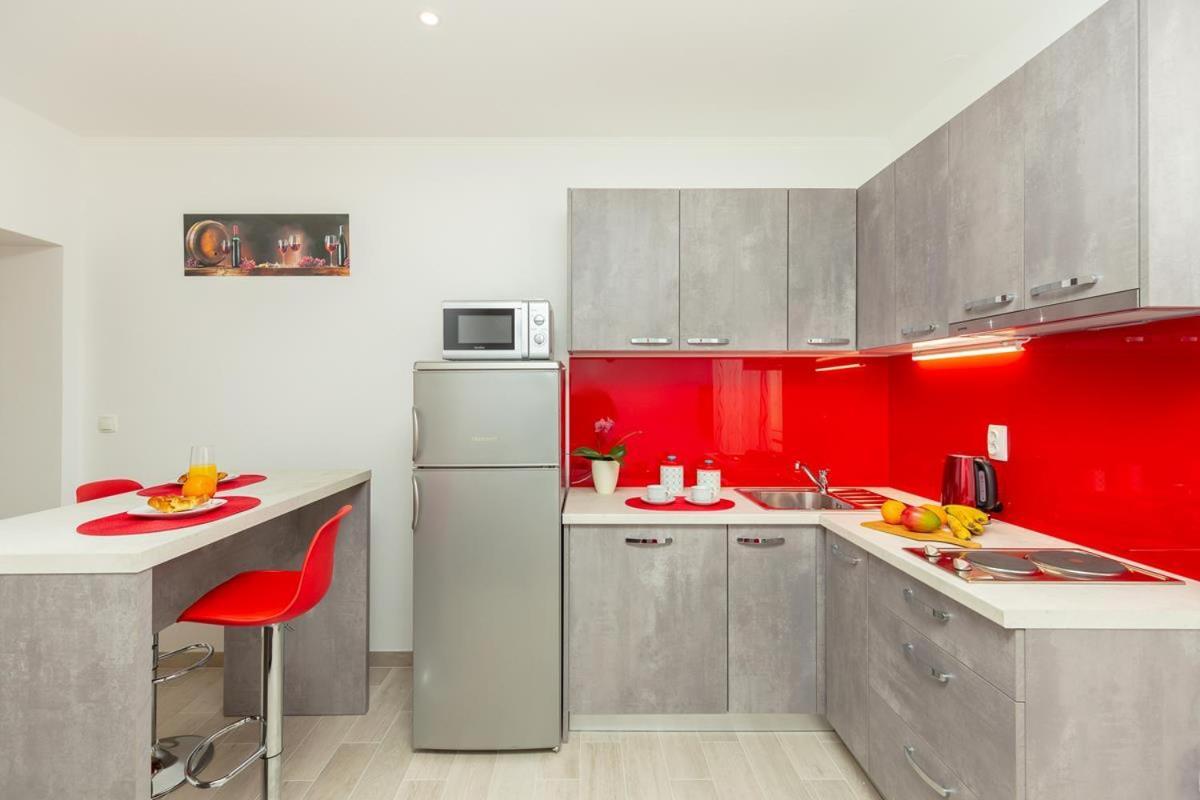 Apartments Red And Blue มลินี ภายนอก รูปภาพ