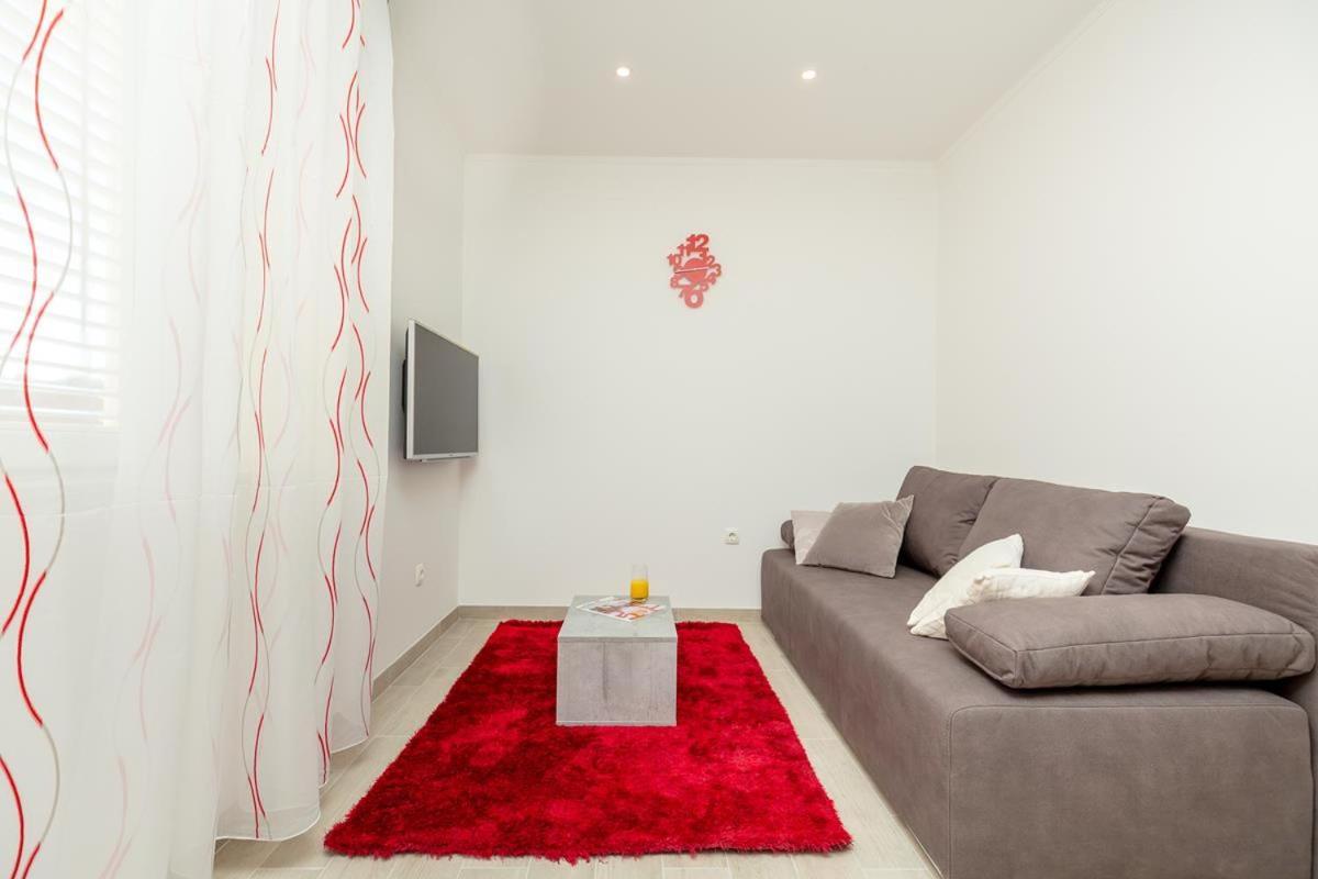 Apartments Red And Blue มลินี ภายนอก รูปภาพ