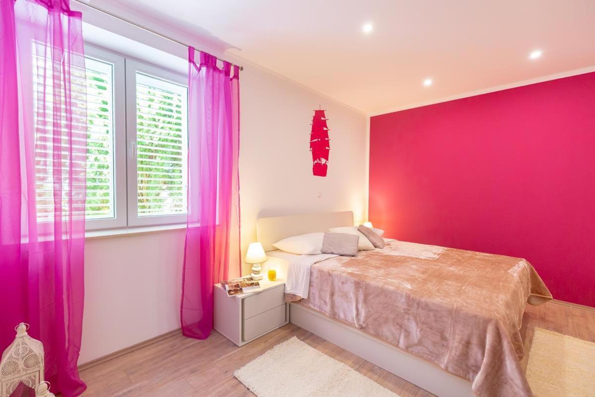 Apartments Red And Blue มลินี ภายนอก รูปภาพ
