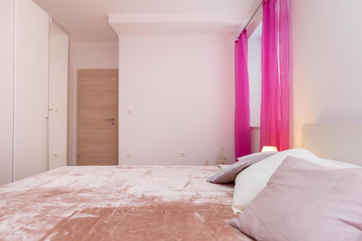 Apartments Red And Blue มลินี ภายนอก รูปภาพ