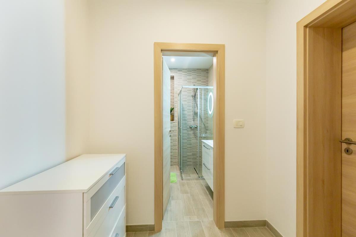 Apartments Red And Blue มลินี ภายนอก รูปภาพ